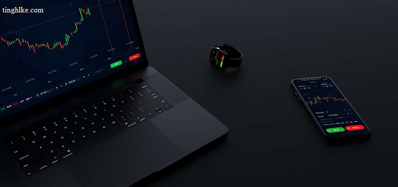 Ordinateur portable et téléphone affichant des graphiques boursiers lors d’une analyse nocturne automatisée